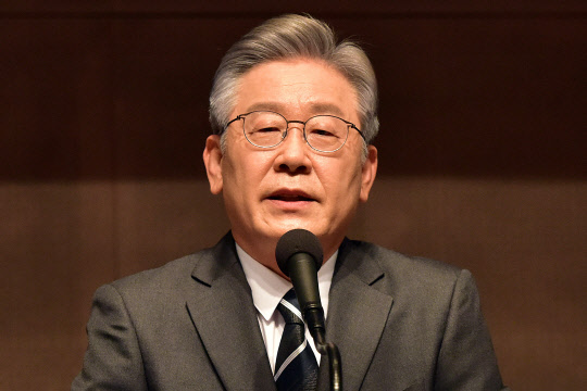 더불어민주당 이재명 대선 후보가 10일 서울 중구 한국프레스센터에서 열린 관훈클럽 초청 토론회에서 기조연설을 하고 있다.   [국회사진기자단]